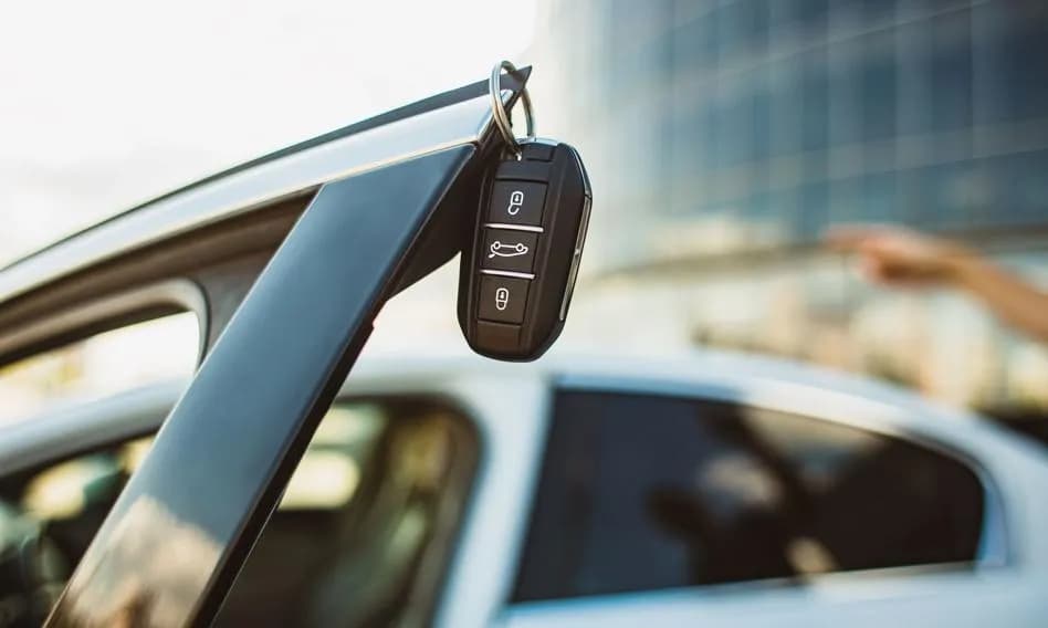 Wynajem samochodu czy kupno: Co się bardziej opłaca w 2025 roku?