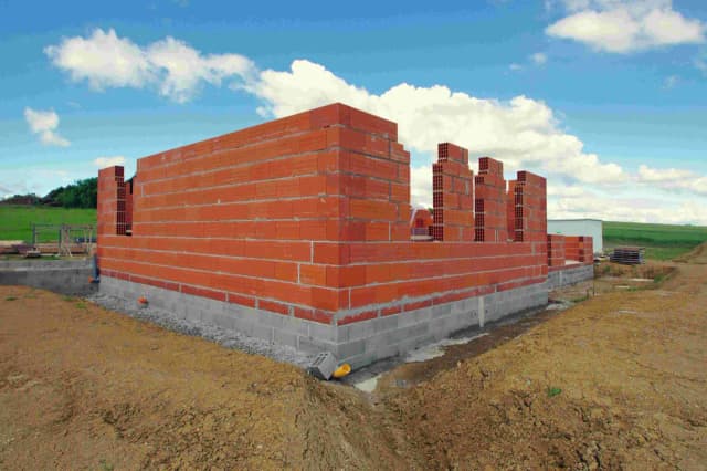 Konstrukcja budynku ma dwie belki: Co warto wiedzieć przed budową domu