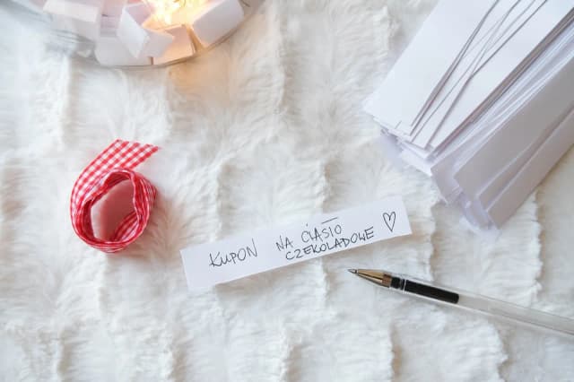 Słoik z karteczkami na 365 dni: pomysły na inspirujące wiadomości